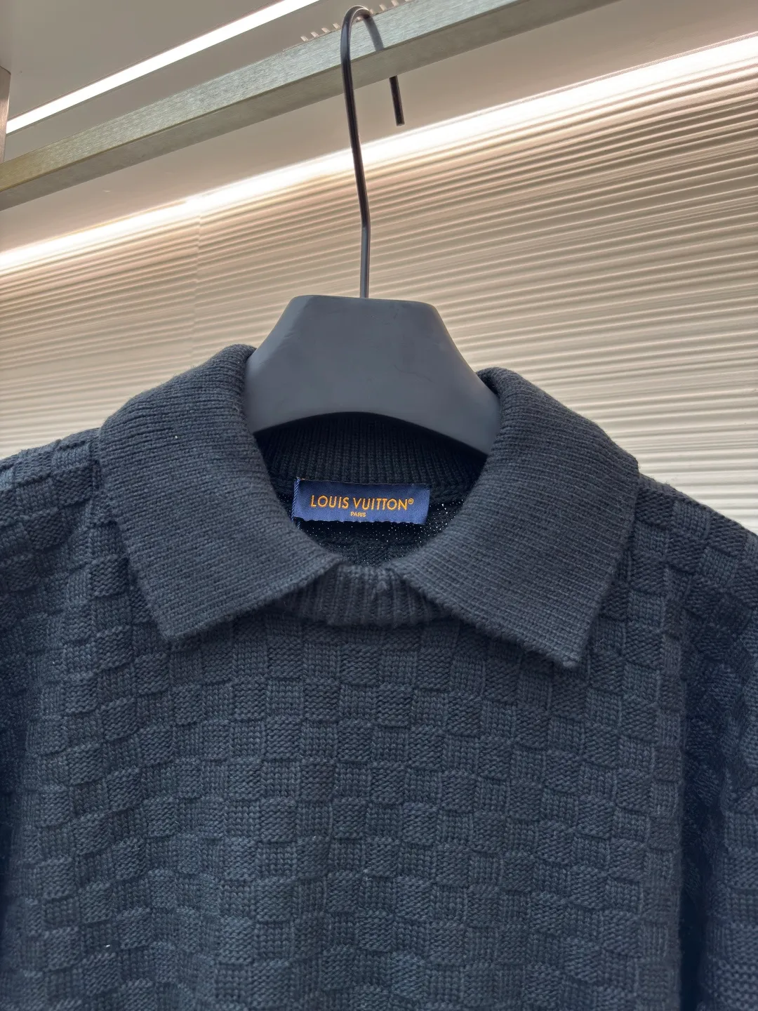 LOUIS VUITTON checkerboard embossed sweater ●Original version: purchased and developed for 12100 ●Item number: 1680745-B50 ●Fabric: crown yarn fabric ●Technology: embossed production ●Version: fitted version ●Weight: about 775 grams ●Size: XS-S-M-L ●Description: We use custom-made high-quality crown core yarn. Currently, there is no stock of yarn with this feel on the market. The core-filled yarns on the market are all cotton-containing, which is rather hard and cannot achieve the effect of the original version. The color presented is very different from the original version. Our customized core-filled yarn has a lot of manufacturing processes. It requires spinning out the raw material core, and then hooking the yarn on the machine for secondary processing and threading the raw material core! The machine cannot rotate too fast, as it will easily cause the thread to spin out, and once it does, it will be useless! After the dyeing is done, you can only use high-temperature dyeing tanks. If the temperature is not enough, the yarn will be dyed unevenly! High-temperature vats are rare in general dyeing factories! Generally, it takes 12 hours for dyeing to enter the vat, and several hours for drying at low temperature when it comes out. If the temperature is too high, it will be scrapped; after dyeing, it can only be done with a slow machine, and fast machines are prone to problems with thick and thin hair horizontal bars. In order to restore the effect of the original version to the maximum, the LOGO is exactly the same as the original version. The fabric pieces are woven at a parallel and even speed using a machine imported from Germany worth 47W. Each piece takes 270 minutes. All knots during the weaving process will be manually processed without traces. The knot-free rate is as high as 95%. It will not be woven like those ordinary computerized flat knitting machines. In order to rush the goods efficiently, the speed is turned to the limit. The stitches of the knitted pieces are different in size, pattern and pattern. The overall wiring is straight and delicate, the fabric is comfortable and soft, and the color is consistent without color difference. It can be matched with the same style to create a fashionable look and control various occasions. Customized accessories, complete with three standards, same style for men and women!